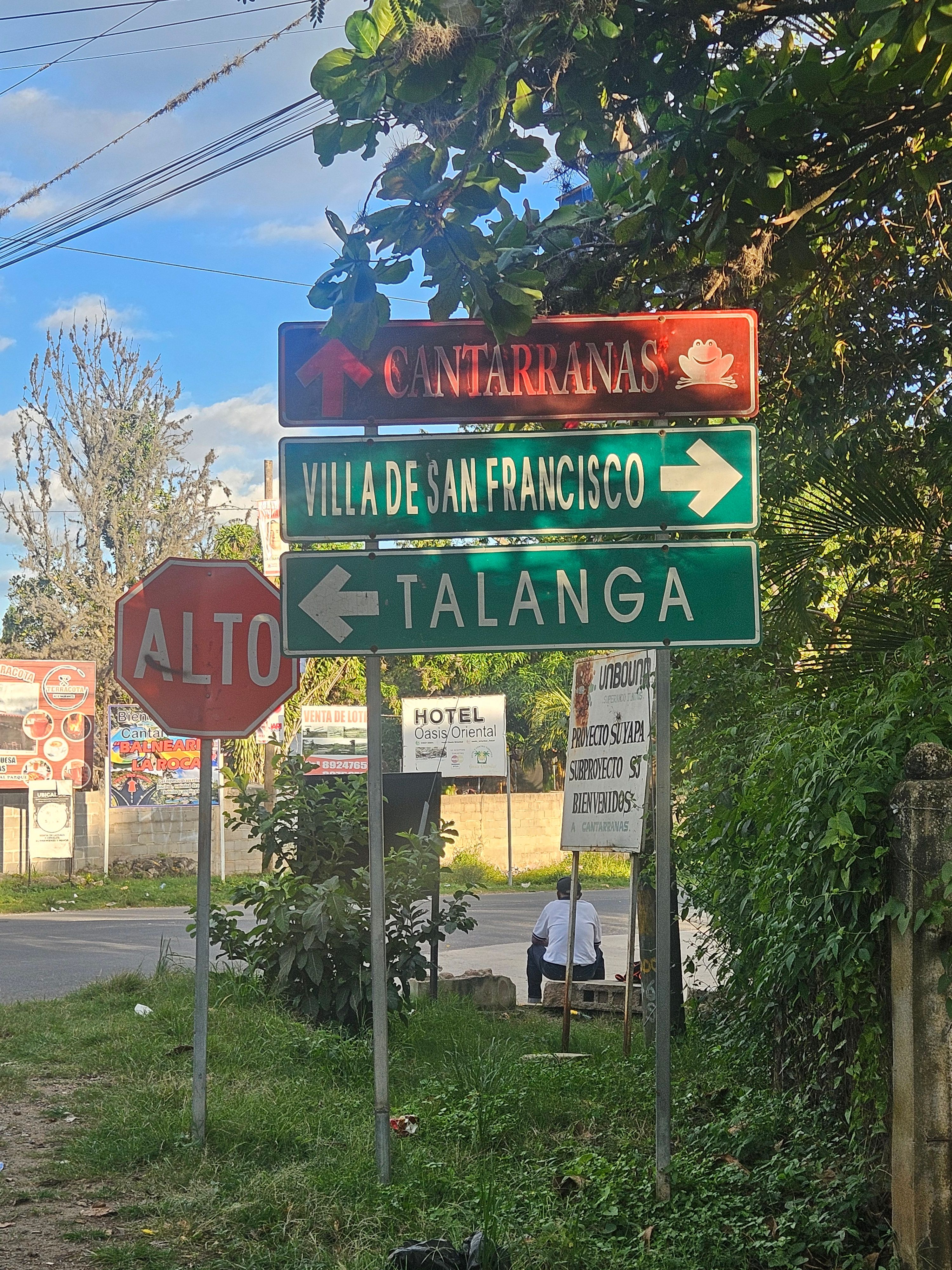 A roadside signpost pointing toward Cantarranas, Villa de San Francisco and Talanga